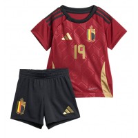 Camiseta Bélgica Johan Bakayoko #19 Primera Equipación Replica Eurocopa 2024 para niños mangas cortas (+ Pantalones cortos)